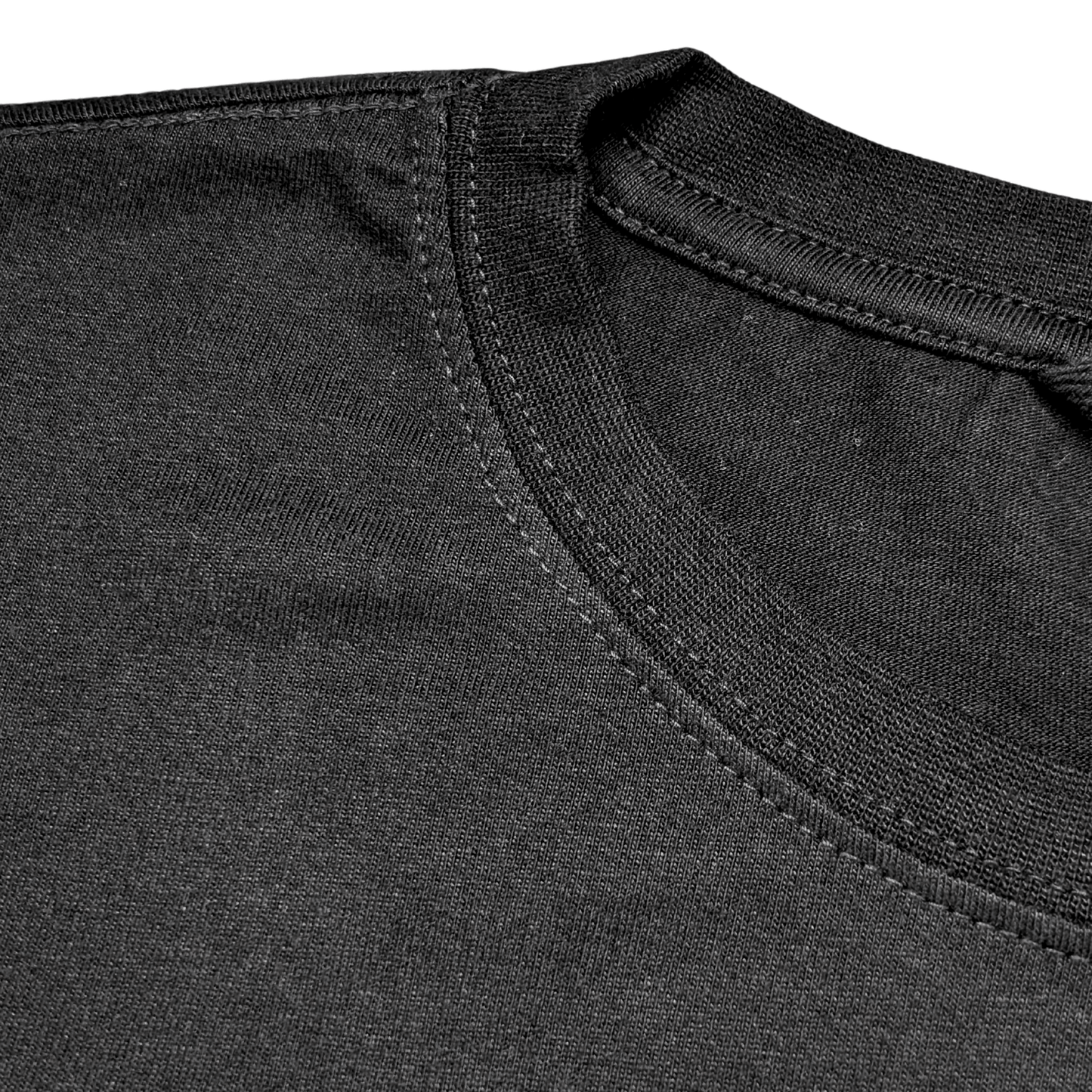 Primo piano del colletto della T-shirt nera in bambù e cotone organico, con cuciture rinforzate e finiture di qualità.