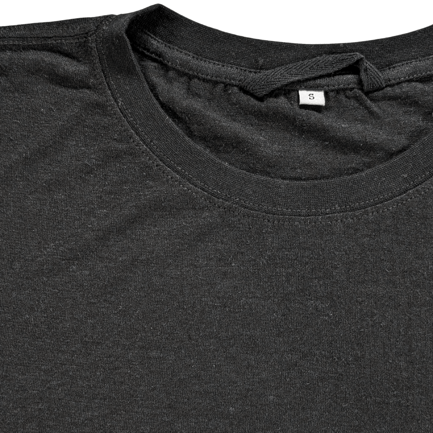 Primo piano del colletto della T-shirt nera in canapa e bambù, rifinito con cuciture di qualità e tessuto naturale.
