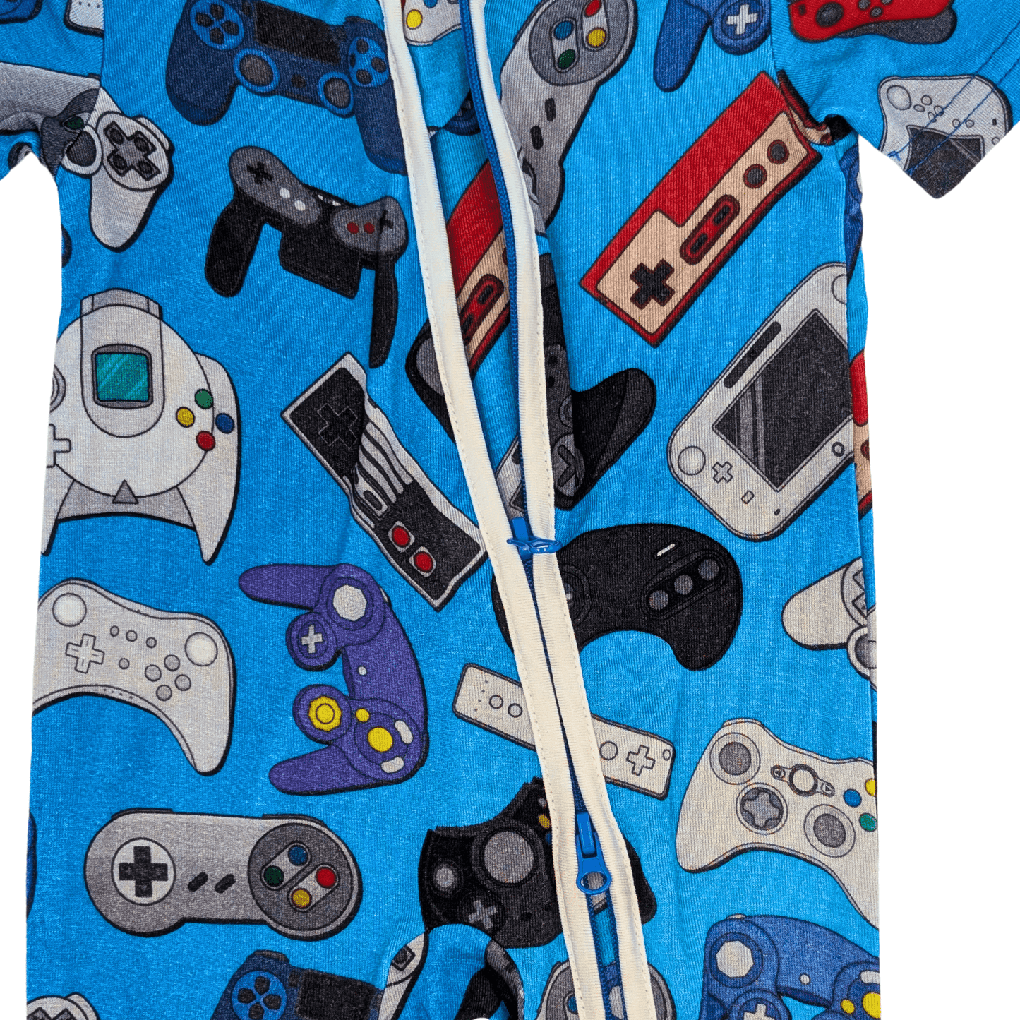 Dettaglio della cerniera della tutina in bambù con stampa controller videogiochi, per un cambio veloce e senza stress.