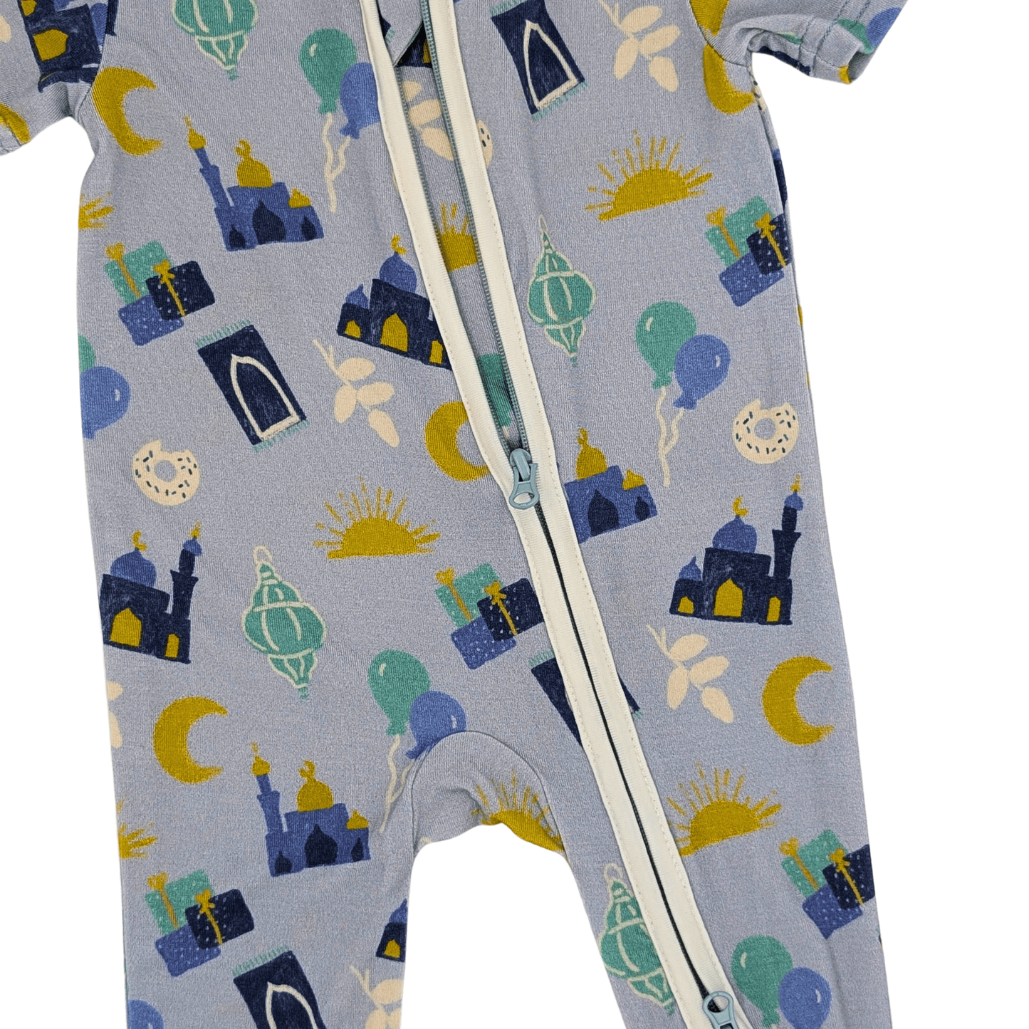 Dettaglio della cerniera della tutina in bambù a tema fiabesco, progettata per un cambio pratico e veloce.