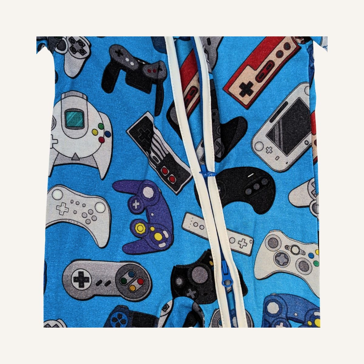 Dettaglio stampa controller videogiochi su tutina neonato in bambù con zip