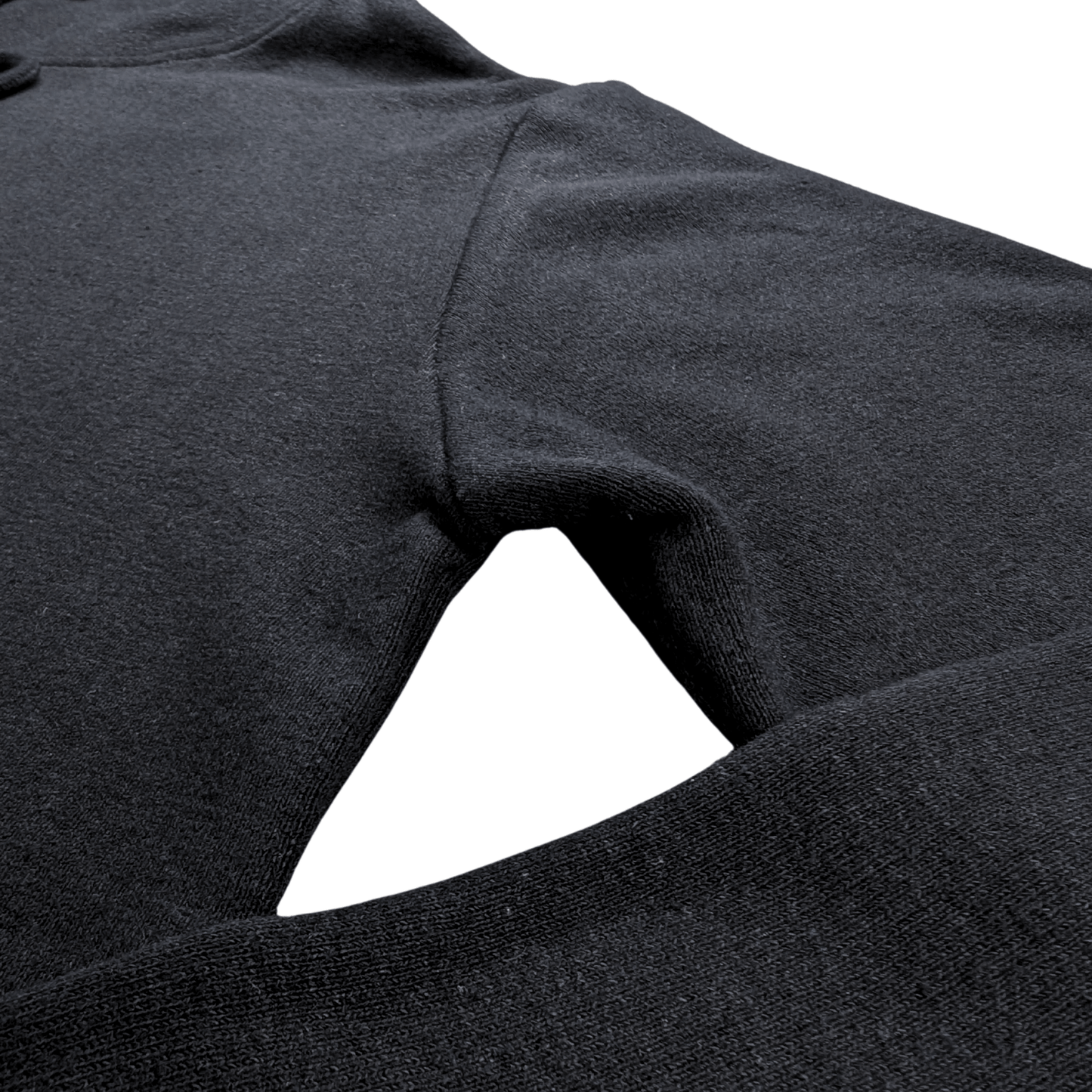 Dettaglio del cappuccio della felpa in canapa e cotone organico nera, pensato per uno stile versatile e una protezione extra.