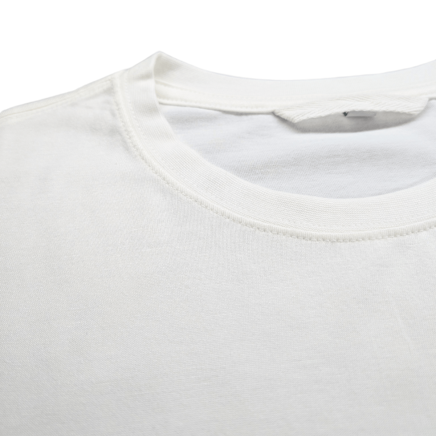 Primo piano del colletto della T-shirt bianca in bambù e cotone organico, con rifiniture curate e cuciture resistenti.
