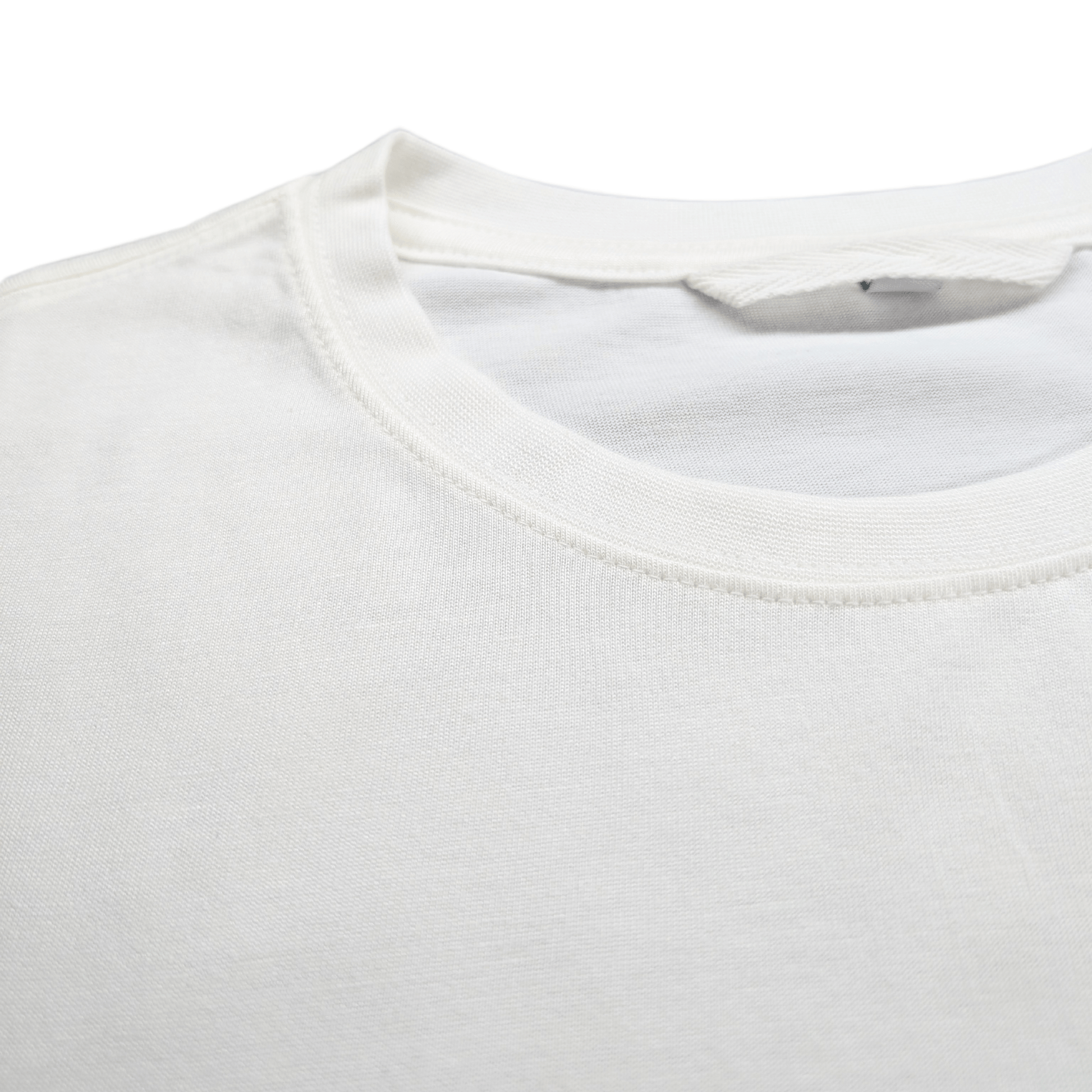 Primo piano del colletto della T-shirt bianca in bambù e cotone organico, con rifiniture curate e cuciture resistenti.

