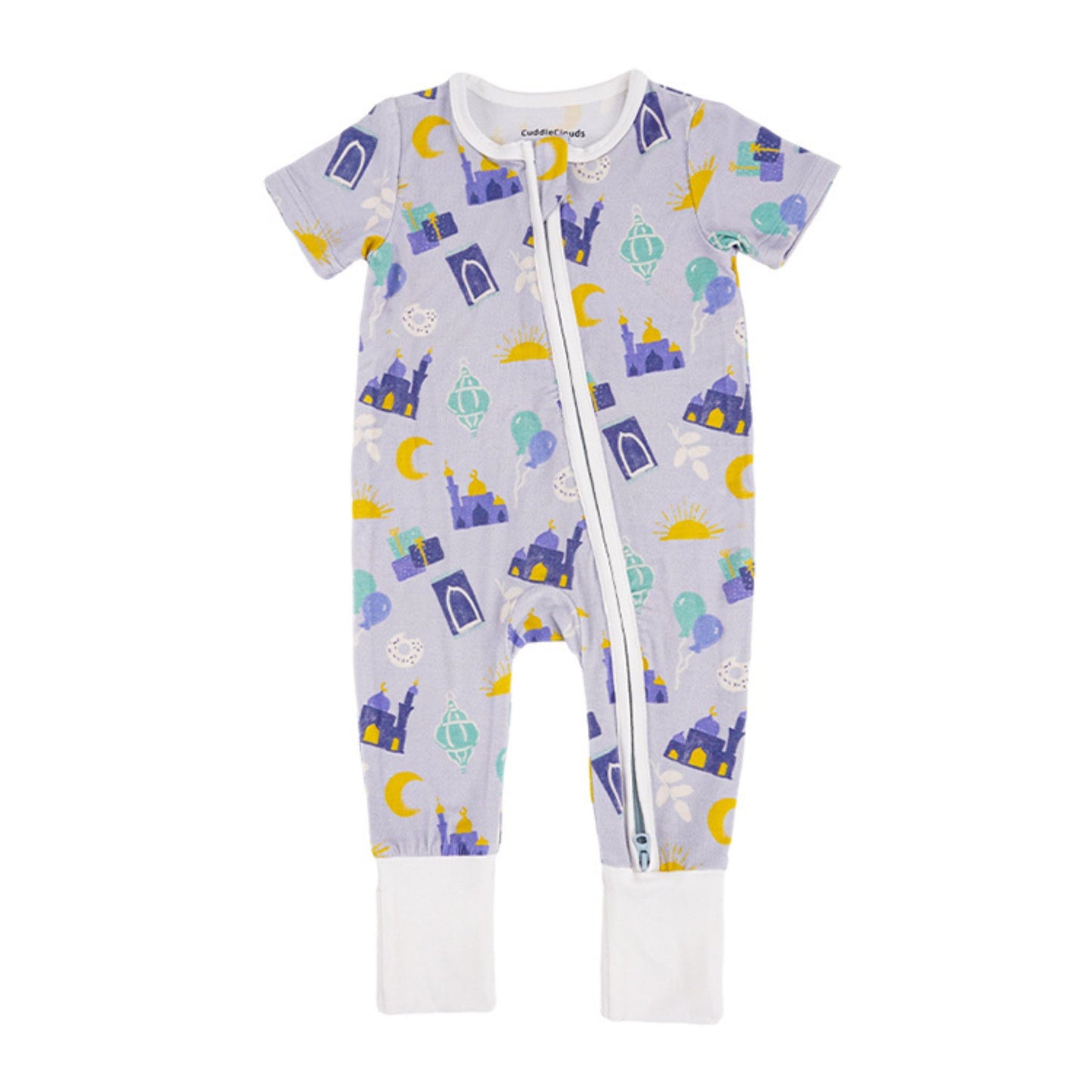 Tutina in bambù con stampa a tema fiabesco, perfetta per neonati grazie a materiali ecologici e cerniera pratica.